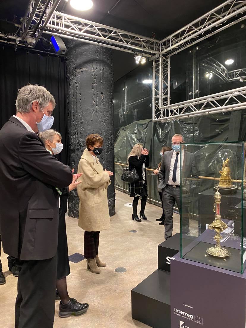 MosanaTerra's tweet photo. This morning, at the Archéoforum in Liège, Minister Valérie De Bue had the opportunity to preview the immersive virtual experiences in Liège that are part of the @InterregEMR @MosanaTerra @ValerieDeBue @VilledeLiege @UniversiteLiege https://t.co/pFUz7ma0oG