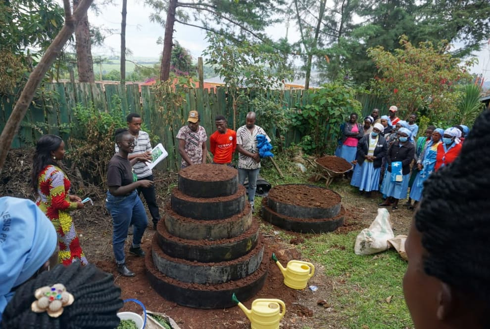 MitiAlliance's tweet photo. You learn by doing. 

Practically getting the hands dirty and planting away. 🌾🌿☘️💚🌱🍓🌻🇰🇪🌄

#Regenerativeagriculture 
#KithenGardens 
#foodsecurity 
#Permaculture 
#catholicchurch 
#women 

@cookswelljikos @routetofood @unwomenafrica @WholeFoods @Wangeci_GK @iwanjuhi https://t.co/Woq3XNCP7z