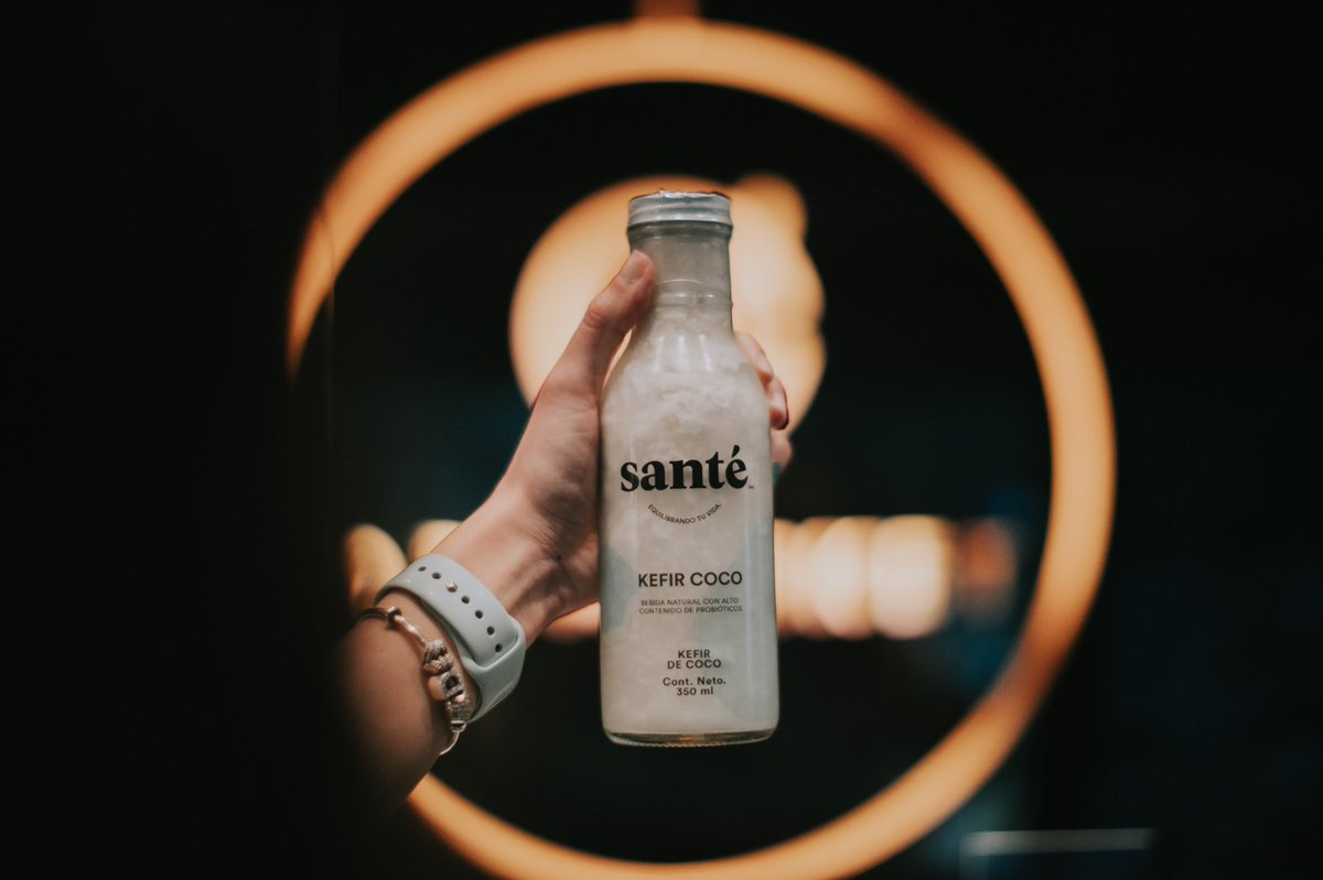 Cargado con valiosas vitaminas, minerales, proteínas completas fácilmente digeribles el Kéfir de Coco 🥥 es rico en probióticos y enzimas que promueven el balance bacteriano saludable que es necesario para una salud intestinal apropiada.