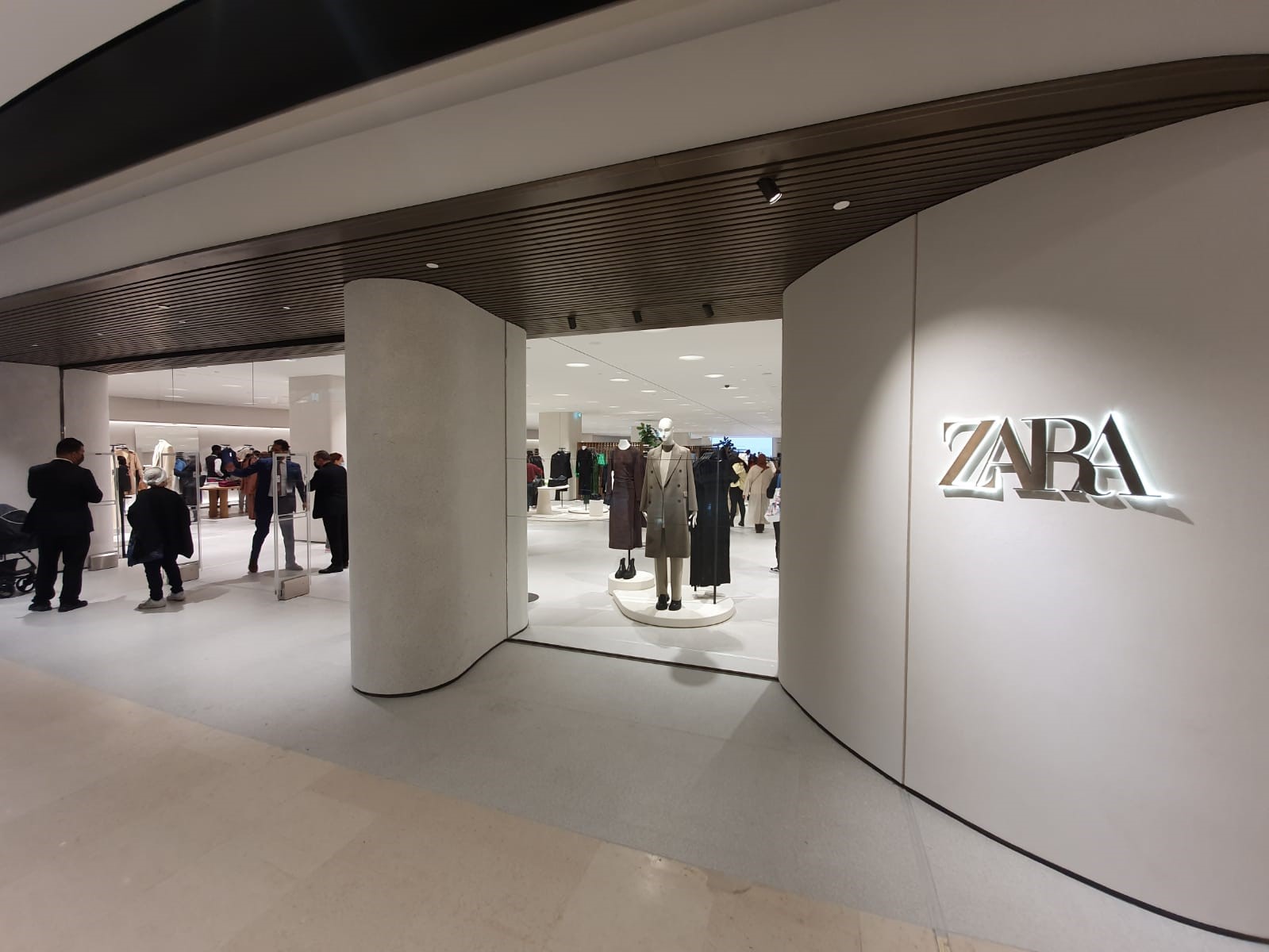 Hammerson France on X: "Zara arrive aux 3 Fontaines ! L'enseigne du groupe  Inditex fait une arrivée remarquée avec un tout nouveau concept design à  découvrir sur 3670m². Ouvert aujourd'hui, le magasin