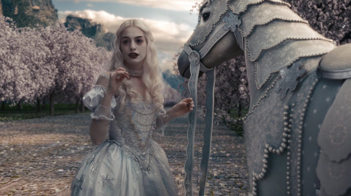 энн хэтэуэй в алисе стране чудес. энн хэтэуэй белая королева. энн хэтэуэй алиса в стране чудес. энн хэтэуэй алиса в стране чудес. энн хэтэуэй в роли белой королевы.