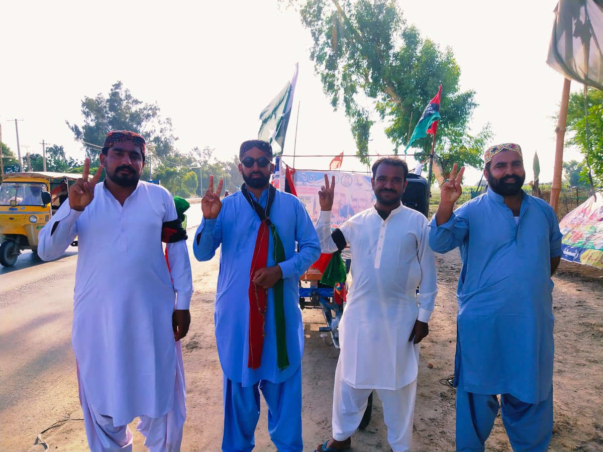 MuhmmadIndher's tweet photo. سید خورشید احمد شاہ کو آزاد کرو
نیب کی گنڈا گردی بند کرو 
 پنوں عاقل سے اسلامہ آباد جانے والا  پیپلز پارٹی کے کارکنوں کا پیادل مارچ قافلہ صادق آباد پنھنچ گیا۔
✌️🇱🇾❤️
@BBhuttoZardari  @BakhtawarBZ @AseefaBZ
@SoomroJameel @MediaCellPPP @MirSohrab @YR_Gillani https://t.co/XKvZ52dgmR