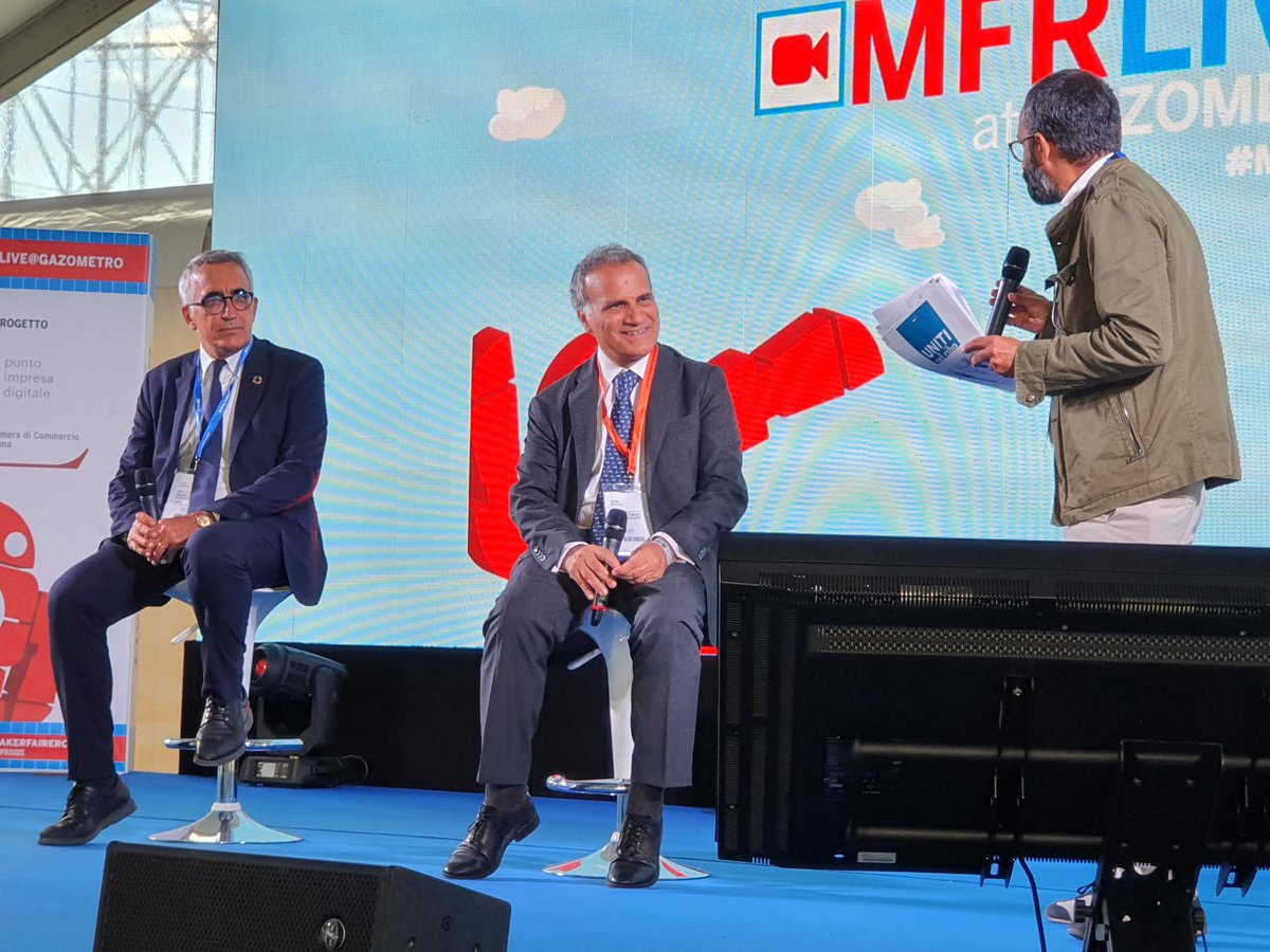 SantachiaraLab's tweet photo. #MFR2021
Sul main stage @MakerFaireRome:
🟢@margiodi DG @cooperazione_it
🟢Prof @AngeloRiccaboni
Pres.#SantaChiaraLab
Il punto sul @FoodSystems e gli impegni delle imprese per sistemi agroalimentari sostenibili.
Modera dir @fiorinoiantorno
#UnitinelCibo
📽️ https://t.co/FmCZily5EX https://t.co/JK0qPwT2g8