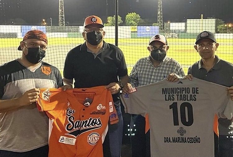 FusabLS's tweet photo. Anoche estuvo presente @bicordobag en representación de #FUSAB, en la entrega de uniformes de nuestro equipo Santeño.
En #FUSAB nos sentimos muy felices de patrocinar a nuestra provincia en este 78 Campeonato Nacional de Béisbol Mayor.
#ArribaLosSantos https://t.co/GHzJ3uRV9A
