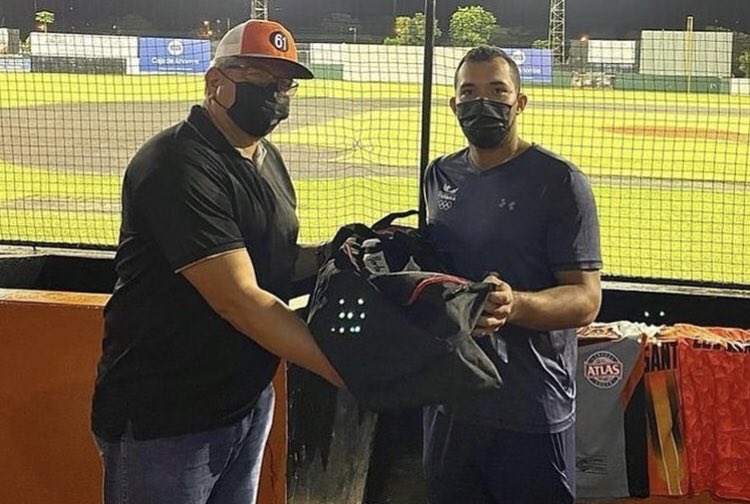 FusabLS's tweet photo. Anoche estuvo presente @bicordobag en representación de #FUSAB, en la entrega de uniformes de nuestro equipo Santeño.
En #FUSAB nos sentimos muy felices de patrocinar a nuestra provincia en este 78 Campeonato Nacional de Béisbol Mayor.
#ArribaLosSantos https://t.co/GHzJ3uRV9A