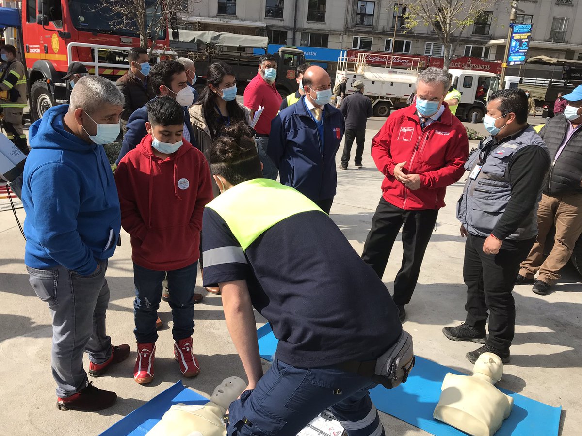 El equipo <a href="/SamuTalcahuano/">SAMU Talcahuano</a> junto al <a href="/samuconcepcion/">SAMU CONCEPCION</a> participan hoy de una exhibición informativa sobre manejo de emergencias y desastres. Carlos Vera <a href="/director/">miguel tapia brito</a> del <a href="/STalcahuano/">SS Talcahuano</a> acompañó junto al <a href="/DPRBiobio/">Delegación Presidencial Regional del Biobío</a> <a href="/PatricioKuhn/">Patricio Kuhn Artigues</a> en la actividad.