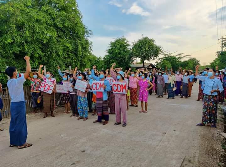 Protest against military dictatorship by residents from Phaungkar Village , LetPaDaungTaung Area holding banners supporting PDFs &amp; CDMers
#ASEAN_StandForDemocracy #WhatsHappeningInMyanmar #Oct8Coup