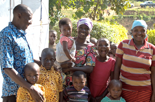 GlobalGoertz's tweet photo. 🐔👩‍🌾🗞️Hard earned lessons from 4 yr pilot program to train &amp; equip Rwandan farmers to raise chickens to boost income &amp; nutrition. Read more about the commercial broiler value chain and entry points for integrating smallholders: @UTSmithChair @UTIAGlobal 
https://t.co/tG10Lgjlmb https://t.co/NmoedZOZon