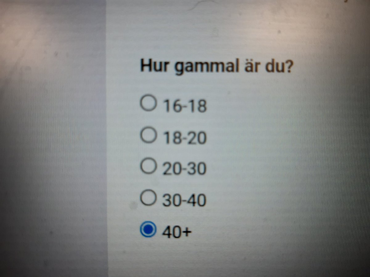 Gymnasieelever skickar ut en enkät.