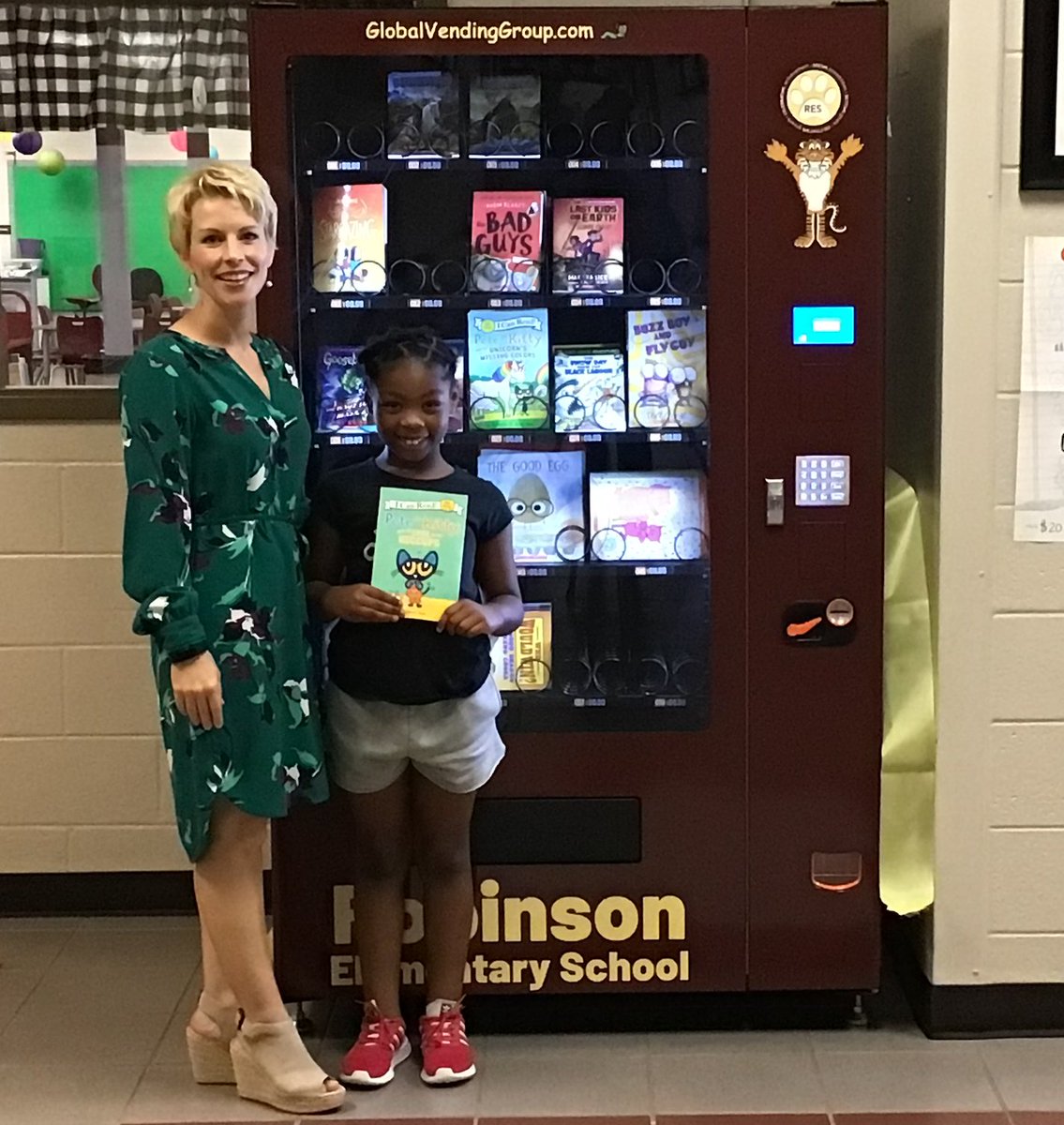 Robinson1Dawson's tweet photo. Our students here at RES are beyond excited to be purchasing books from Inchy's Bookworm Vending Machine using their PBIS points. #CultivatingGrowth #TigerPRIDE #Bookvending #bookwormmachine @GlobalVending @DCS_TEACH https://t.co/4cSWjVC44T