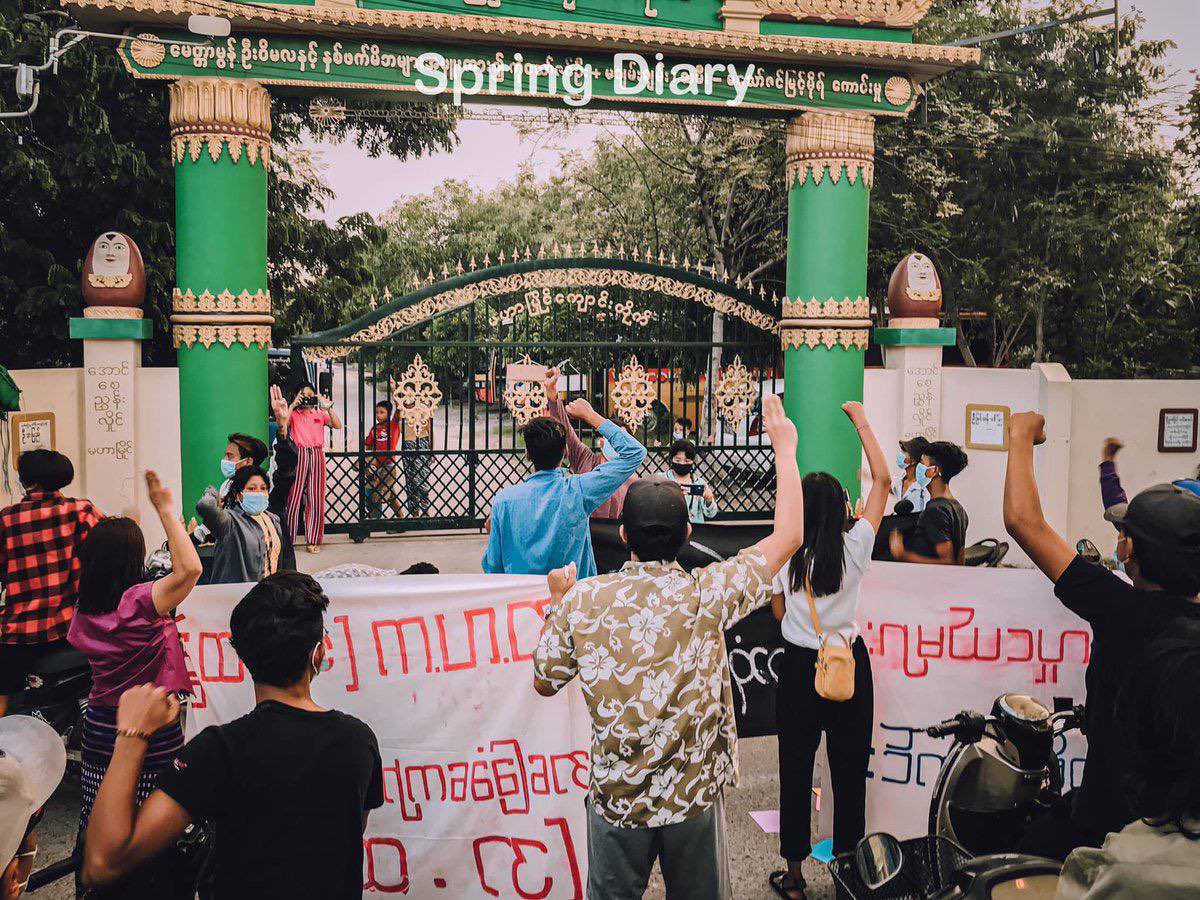 KhonHset's tweet photo. Despite the difficulties, the Never Cold Blooded Mandalay Youths Strike organised a protest demanding the quick overthrow of the military dictatorship. #ASEAN_StandForDemocracy #Oct8Coup #WhatsHappeningInMyanmar https://t.co/IeJdDp5GV2