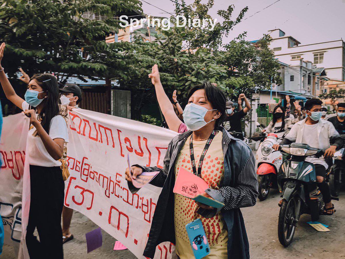 KhonHset's tweet photo. Despite the difficulties, the Never Cold Blooded Mandalay Youths Strike organised a protest demanding the quick overthrow of the military dictatorship. #ASEAN_StandForDemocracy #Oct8Coup #WhatsHappeningInMyanmar https://t.co/IeJdDp5GV2