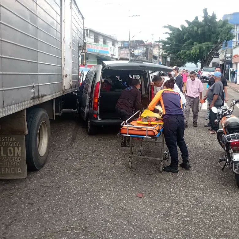 #OCT Se despacha la unidad B-08 por el VEN-911 por Colisión de vehículo con Vehículo en el Sector Barrio Obrero calle 12 con carrera 9, al llegar al sitio positivo, dejando una lesionada, se hacen las labores de extricación, estabilización y  traslado a centro asistencial.