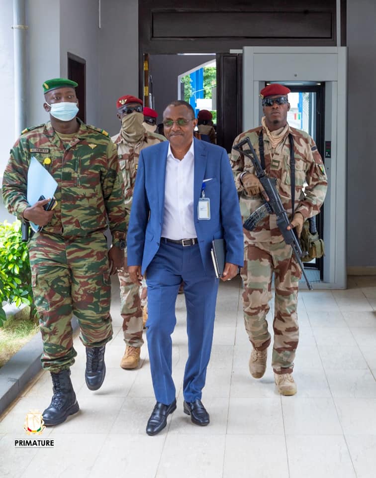 PrimatureGN's tweet photo. 48h après sa nomination au poste de Premier ministre de la transition, Mohamed Béavogui s’est mis au travail.  « Nous sommes en retard, nous devons hâter les pas pour avancer vite et satisfaire aux attentes des populations » a dit le nouveau locataire du palais de la Colombe. https://t.co/TIInu7GrHu