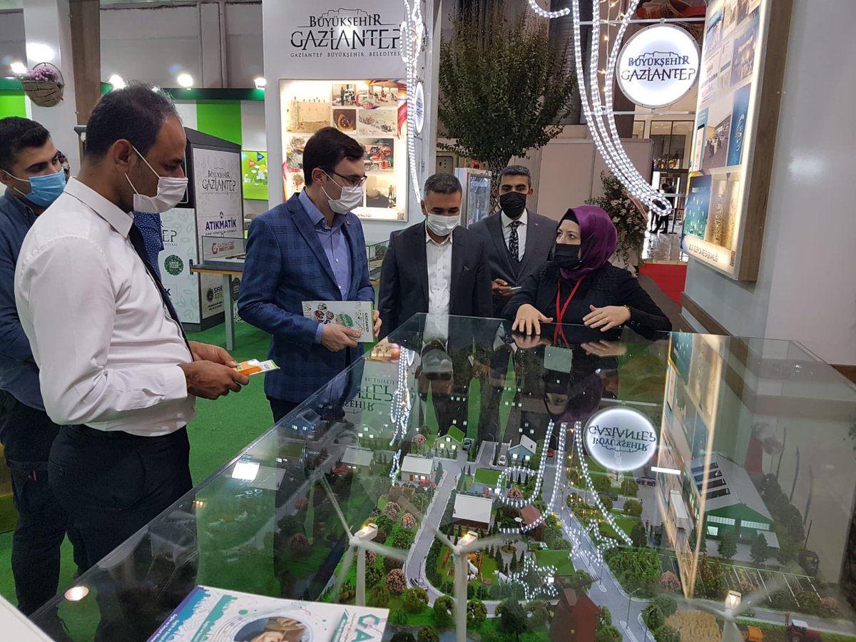 EkolojikBina's tweet photo. EXPOBEL Çevre,Şehircilik ve Teknolojileri Fuarı'nın 3. gününde standımızı  #Yavuzeli Kaymakamı Hasan Raşit Taşkın @hasanrasit ve beraberindeki ekip ziyaret ederek binamız ve projelerimiz hakkında bilgiler aldı.

#Expobel
#Çevreveşehircilik
#Ekoköymaket https://t.co/k9FwotFkkF