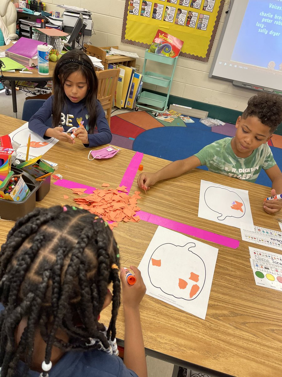 We read one of my childhood favorites from the Peanuts, “It’s The Great Pumpkin, Charlie Brown”. Now we’re making our Great Pumpkin’s! 
#firstgrade #ERD #pumpkins <a href="/DicksonTigers/">E.R. Dickson Tigers</a> @PrincipalERD