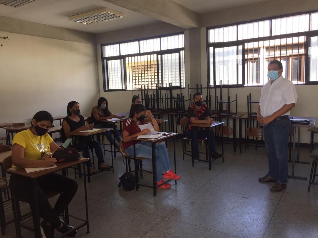 uptlara's tweet photo. #Enterate El Plan #UniversidadEnCasa avanza con asesorías presenciales y atención a nuestros uptaebistas. Respondiendo a un cronograma y cumpliendo las medidas de bioseguridad estudiantes de los #PNFD y #PNFCP asisten a sus practicas académicas.
#UptaebActiva
@michellyvivas https://t.co/WyU0Am6KBQ