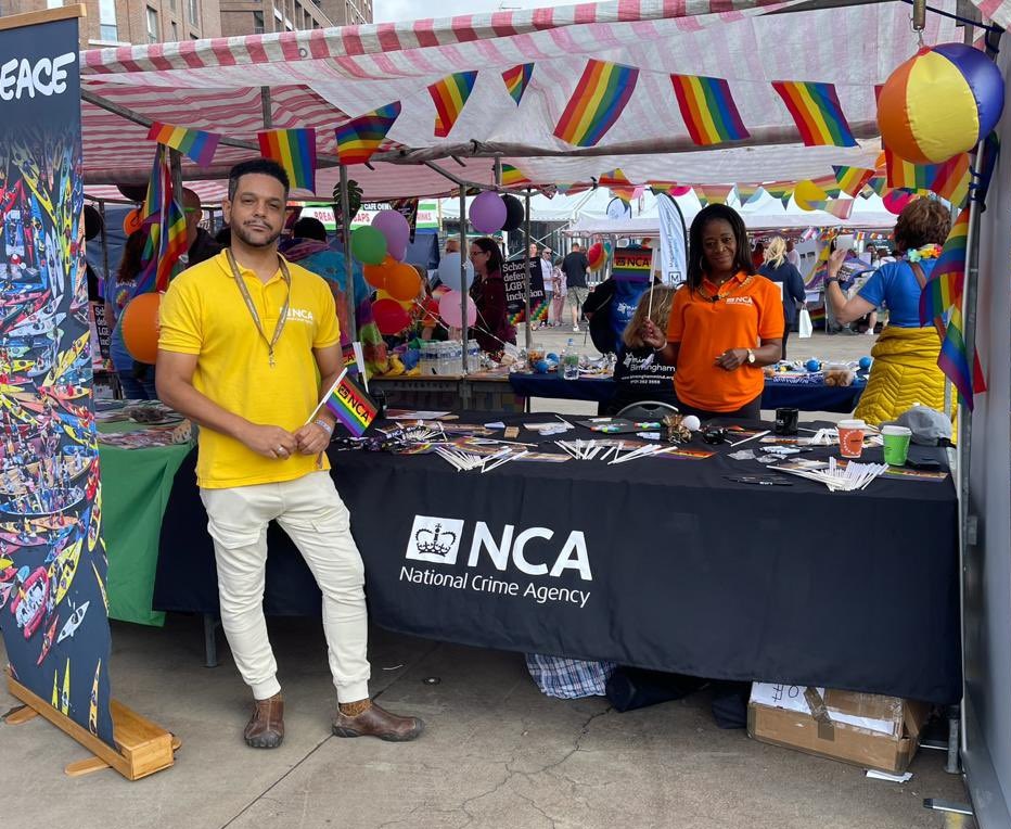 NCA_Embrace's tweet photo. @BirminghamPride hosted an amazing weekend!
We'd like to thank our @WMPolice colleagues for making us feel so welcome 🏳️‍🌈
@NCA_UK https://t.co/O8qtTftDAY