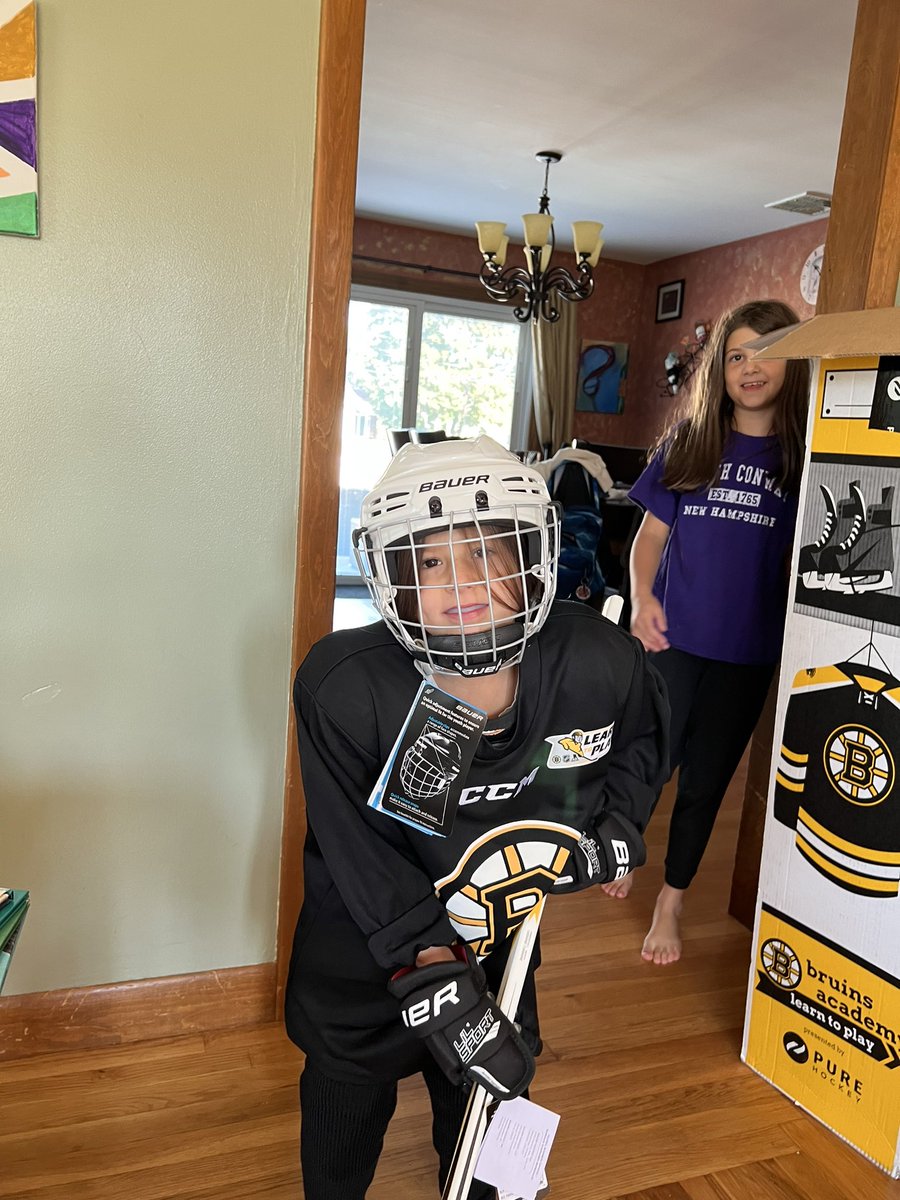 dmbarnette's tweet photo. And now the scariest defender on the ice!!
Thanks to my @UPS driver for the early delivery to get the skates sharpened
Can’t wait to get these girls on the ice tonight
#learntoplay
@NHLBruins @PureHockey #bruinsacademy https://t.co/XlHElJ99JD