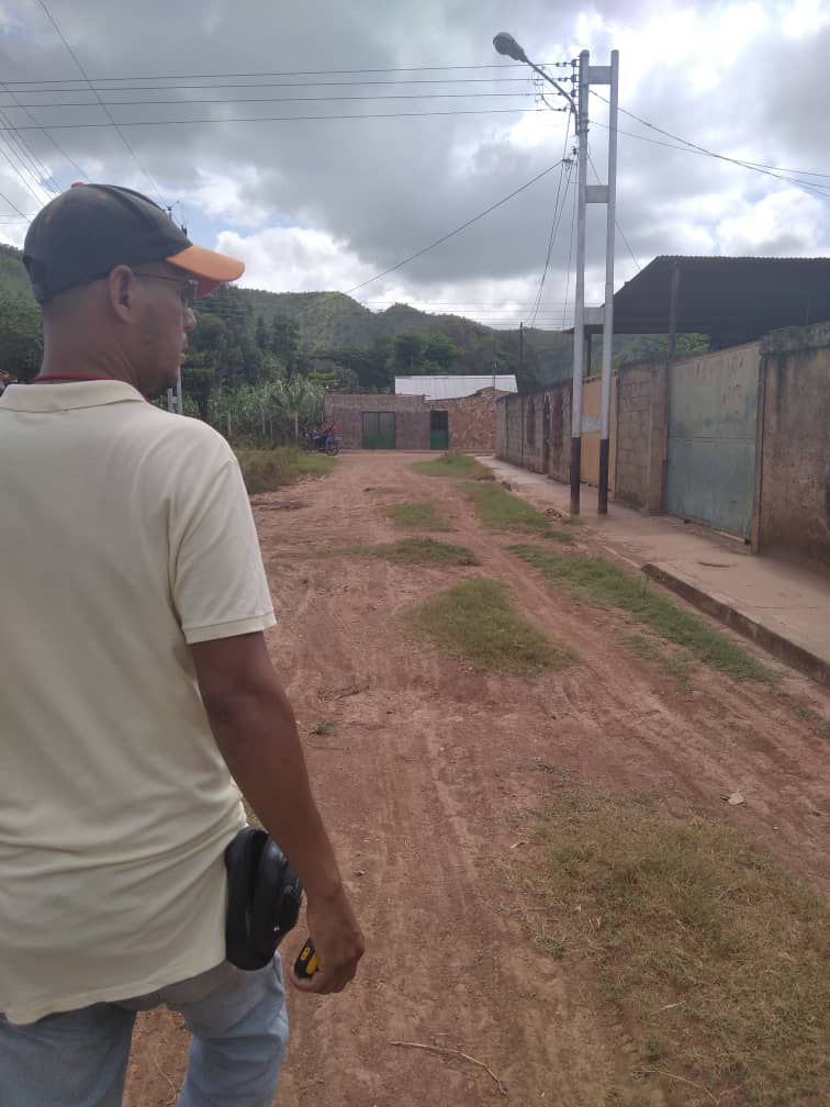 indervenezuela's tweet photo. #8Oc Nuestra coordinación en Cojedes en su afán de brindar asesoría y capacitación técnica al pequeño y mediano productor, realizó inspección a la vialidad del sector Canta Rana, del municipio Girardot, con el fin de levantar información oportuna para su mantenimiento. https://t.co/OcJMyvHbX0