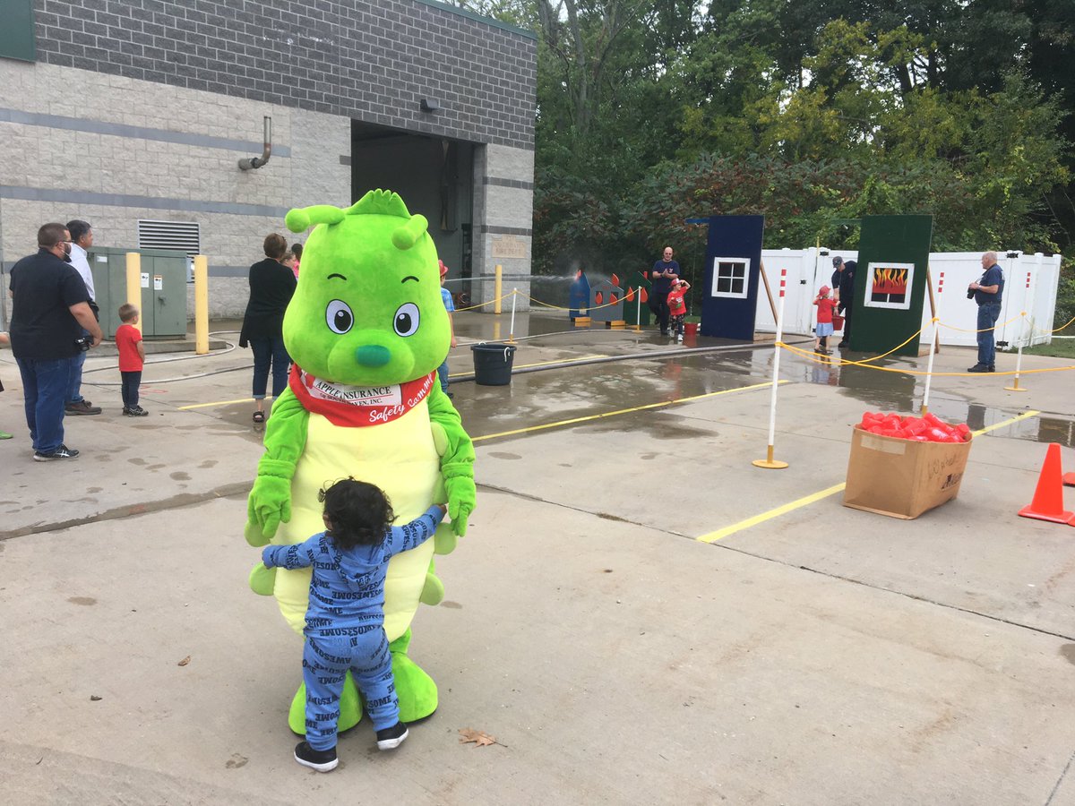 AppleInsSHaven's tweet photo. We had a great time at Fire Safety Fun Night again this year. #FireSafety #SafetySammy https://t.co/0099L8Hanb