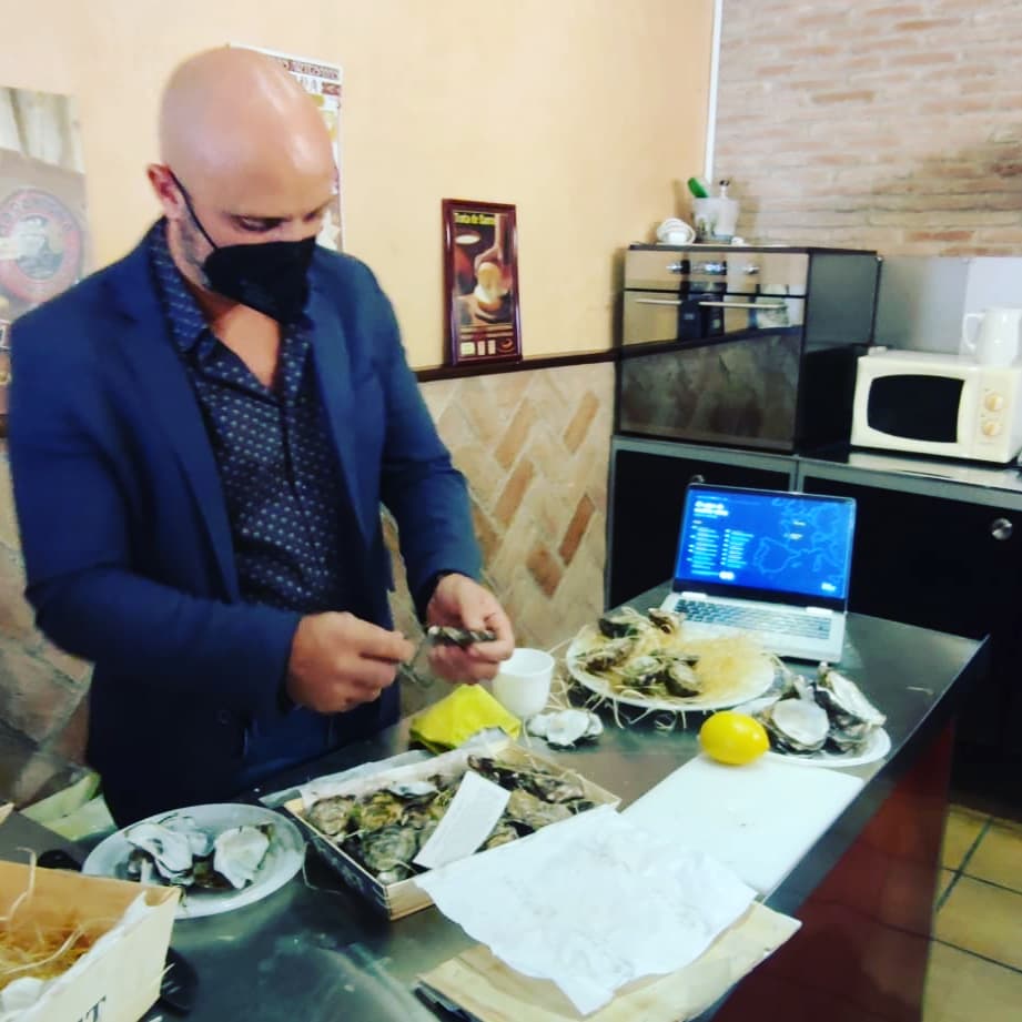 PickingMarket's tweet photo. Ostras, ostras y ostras...🦪👏

¡El otro día tuvimos una magnífica demo de la mano de nuestros nuevos proveedores #huitrespoget! 🔝

¡Delicadeza, una textura increíble, una carnosidad única y un sabor a mar inigualable!👌

#PickingMarket #Calidad #TDSGastro #Gastronomía #Sevilla https://t.co/QK0cKkmdY0