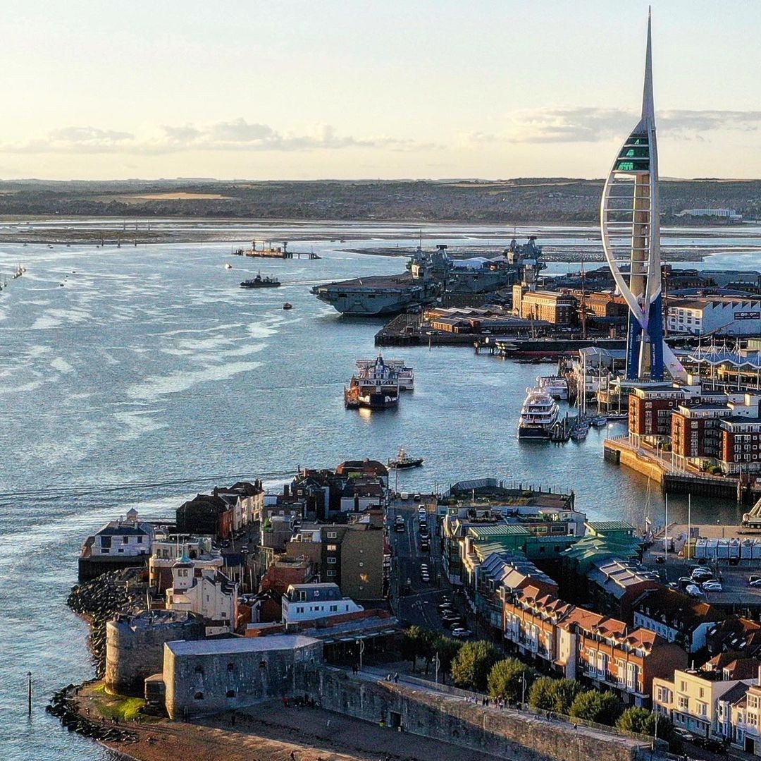 GunwharfQuays's tweet photo. We make a beautiful backdrop and an even better outlet shopping destination! 😉✨  
 
Come and explore Gunwharf Quays this weekend and bag yourself some amazing deals with over 90 famous brands offering up to 60% off RRP! 🤩  
 
📸 [IG: markcox_photography] https://t.co/Ptv6gkI52R