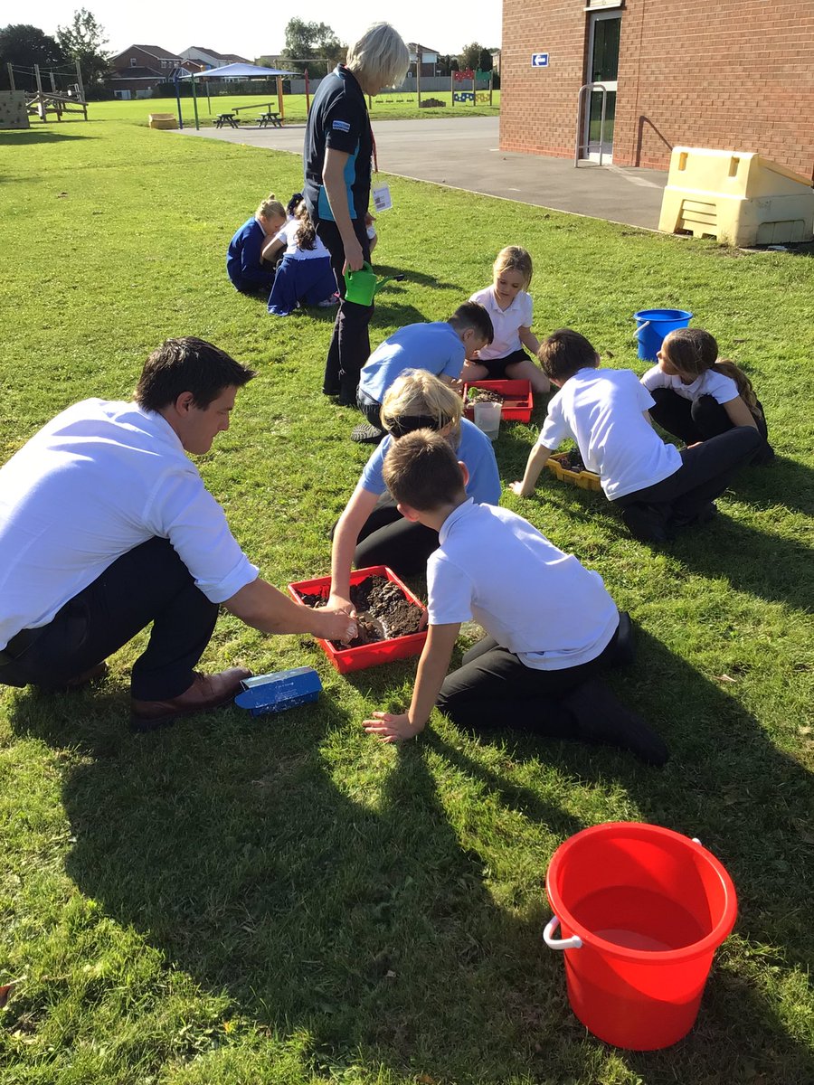 HilderthorpeSch's tweet photo. Year 4 were lucky enough to be apart of the climate change workshop today to combat flooding. Thank you @DNloveplays and @YorkshireWater they had a fantastic time! @STEMLearningUK @COP26 #hildsci #hildSTEM https://t.co/FC5U9fIHIb