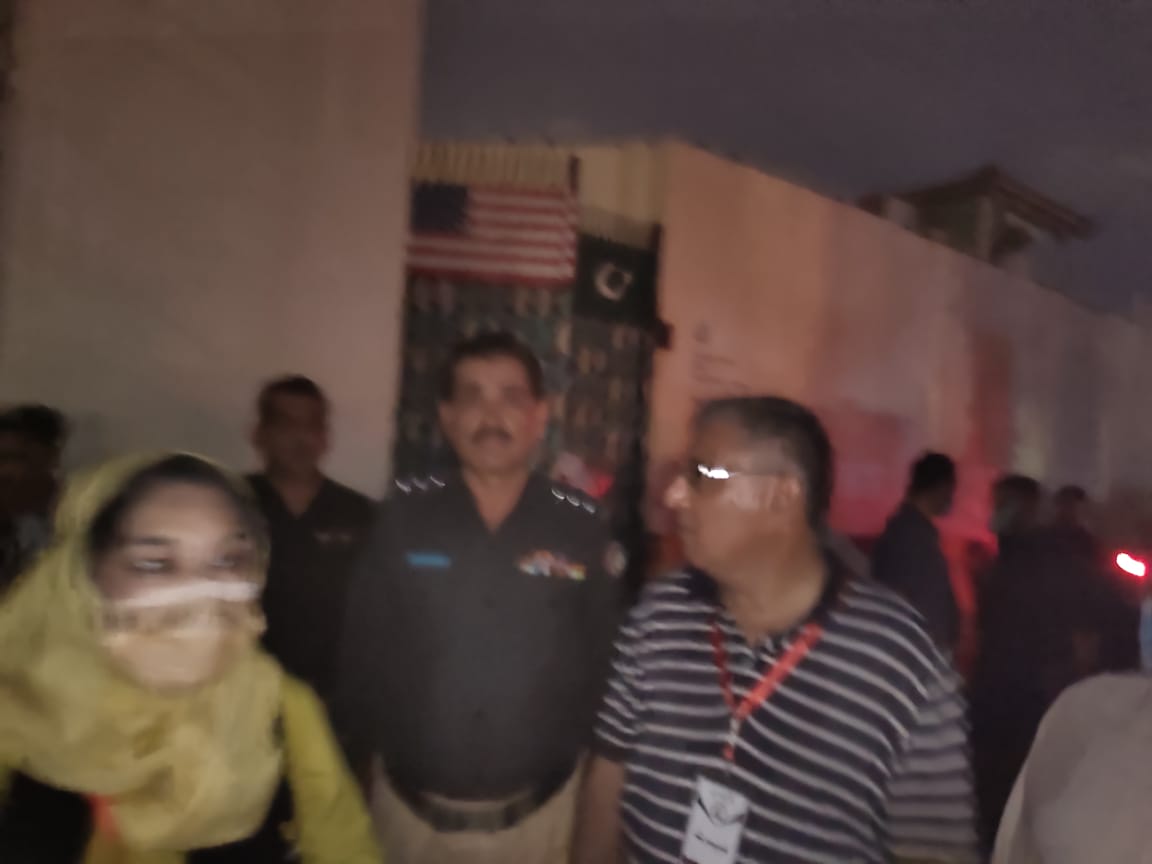 silverahmad1's tweet photo. Dr. Fowzia is now outside the US Consulate #AafiaAmanMarch #LetAafiaComeHome https://t.co/FbbnPoYwDr