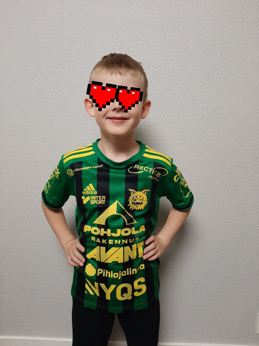 HalmeJuha's tweet photo. Laitoin tästä kipeähköstä ⬇️ aiheesta tänne pari päivää sitten ja mitä tekee @IlvesEdustus?? Laittaa pojalle 90v-juhlavuoden paidan omalla nimellä ja kapteeni Miettusen nimmarilla 😭😭😭 iso kiitos koko porukalta! Yksi rakkaus yksi seura, #Ilves  #veikkausliiga https://t.co/gTeSyixH9r
