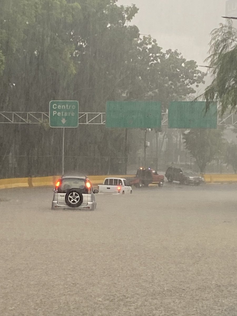FMCENTER's tweet photo. Laguna en la parte baja del Dist. Prados del Este. 04:10pm #TrafficCenter 

📷 Cortesía https://t.co/34UMG6fsh3