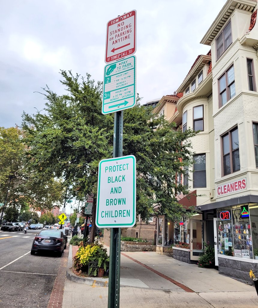 TheFliestPlane's tweet image. DC finally putting some useful signs up, I love to see it 💙