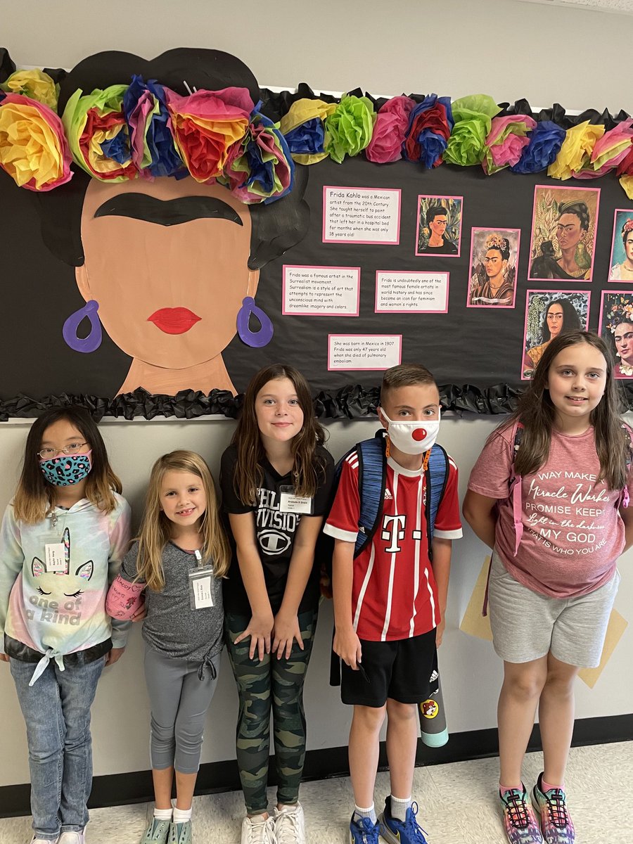 risdfinearts's tweet photo. Great job by Rochell ES Art students on their Hispanic Heritage project. ⁦@rockwallschools⁩ ⁦@RochellRangers⁩ https://t.co/QFhW6sNzlq
