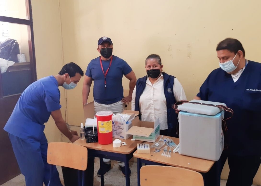 EfranOrdez1's tweet photo. Conforme a lo planificado por @Salud_Ec y @Educacion_Ec,con éxito  se desarrolla el proceso de vacunación a nuestros estudiantes de 12 a 15 años en las IE del Distrito 07D03, y con ello la consecución de un pronto y progresivo retorno presencial a clases @mariabrownp @andreschiri https://t.co/LPMWGhNhXW