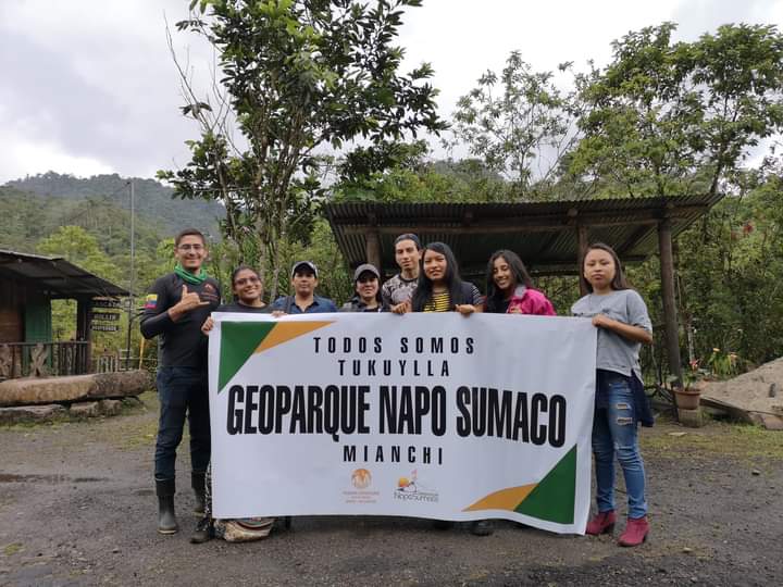 GeoparqueS's tweet photo. 🤗#semanaturismo
El 29 de septiembre se llevó a cabo🤩👊 la actividad de avistamiento de aves🕊 en el Geositio "Cascada Hollín"🏞, con Hollín Adventures. Se pudieron observar varias aves 🐦que se encuentran a lo largo de este lugar🌱
#GeoparqueNapoSumaco
#geositio
#cascadahollin https://t.co/1BnfIEmMIf