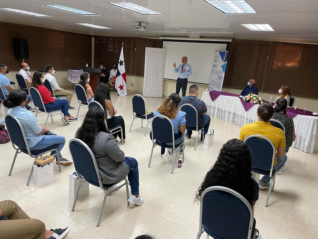 JovenesUxLaE's tweet photo. Día Histórico 💫 Por segundo día consecutivo, en la Sede de la @utp.azuero, el Sr. Administrador del Canal les da clase a participantes y egresados del #LLAC2019, #LLAC2020 y #LLAC2021 de la Comarca Gnäbe Buglé, Veraguas, Coclé, Los Santos y Herrera. https://t.co/eMc6sEBYm8