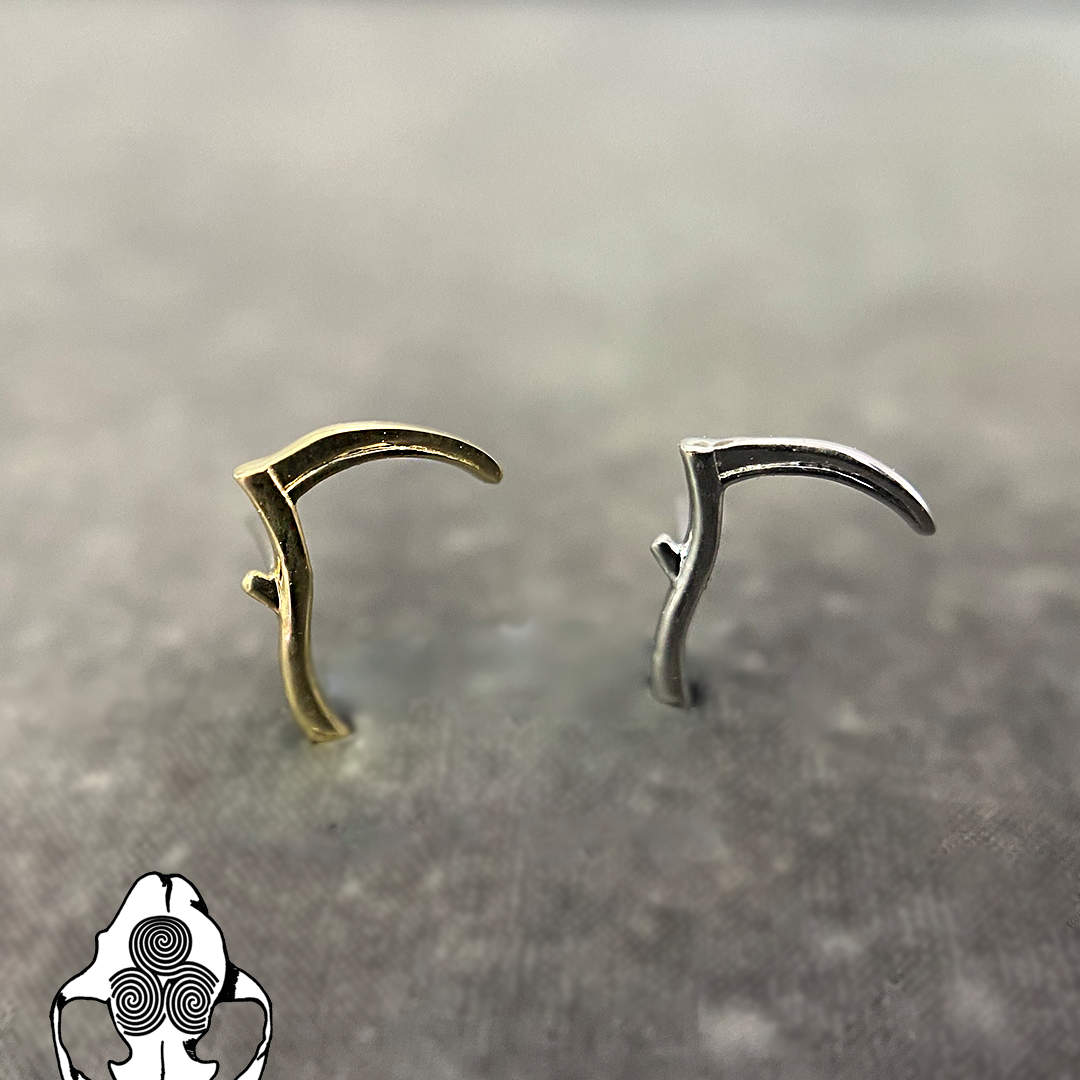 FoxLabyrinth's tweet image. 💀 Scythes represent justice and death. Is there a better way to celebrate this season than by getting a new fun, super high polish end in yellow or white gold like this one?

We are here for you if you want to book this limited edition piece!✨👻