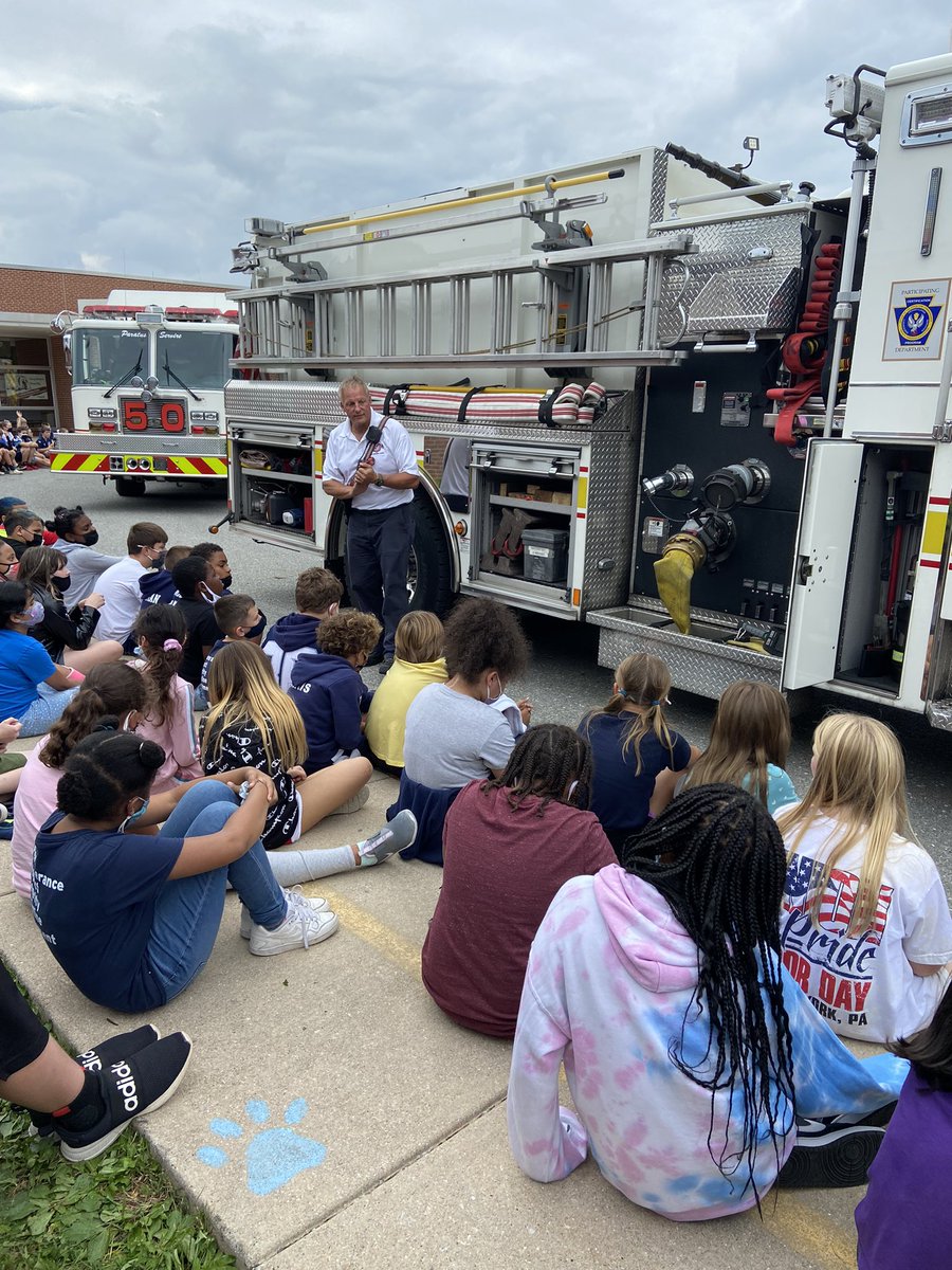 coachflowers1's tweet photo. Thank you, Chief Roy, for helping to teach us about Fire Safety with the rest of your crew! #wyproud https://t.co/NT1FDbrdf6