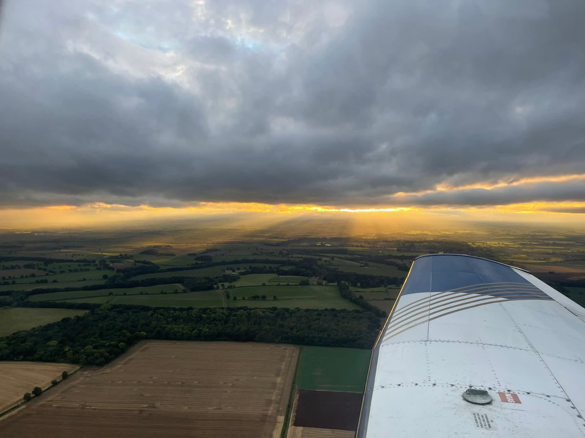 EdenFlight's tweet image. Just loving these Autumn 🍂 evening #flyinglessons 💙