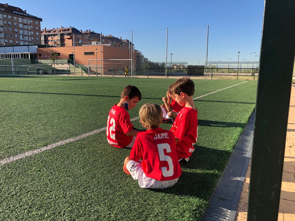 OVButarque's tweet photo. Continúan los partidos de pretemporada. El 8 de octubre los prebenjamines jugaron contra la Fundación Rayo Vallecano. Poco a poco, nuestros jugadores cogen rodaje y están muy contentos de estrenar sus nuevas equipaciones #VamosButarque @AVIButarque @ConchaChapa_ @DistritoVillav https://t.co/9oZ4vIpwou