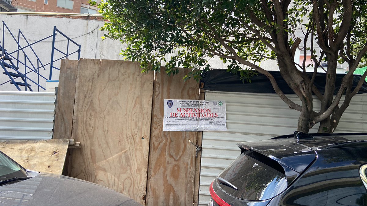 salomonlevy's tweet photo. @AlcCuajimalpa @CuajimalpaGob @AdrianRubalcava @Huitzquillocan @HuixquiGob Construccion irregular en Cuajimalpa “calle corbeta” está suspendida pero dejan bienes mostrencos, maquinaria y tienen secuestrara la calle !!  Pasan policías diarios y nadie hace nada !! https://t.co/PbklTkdTAf