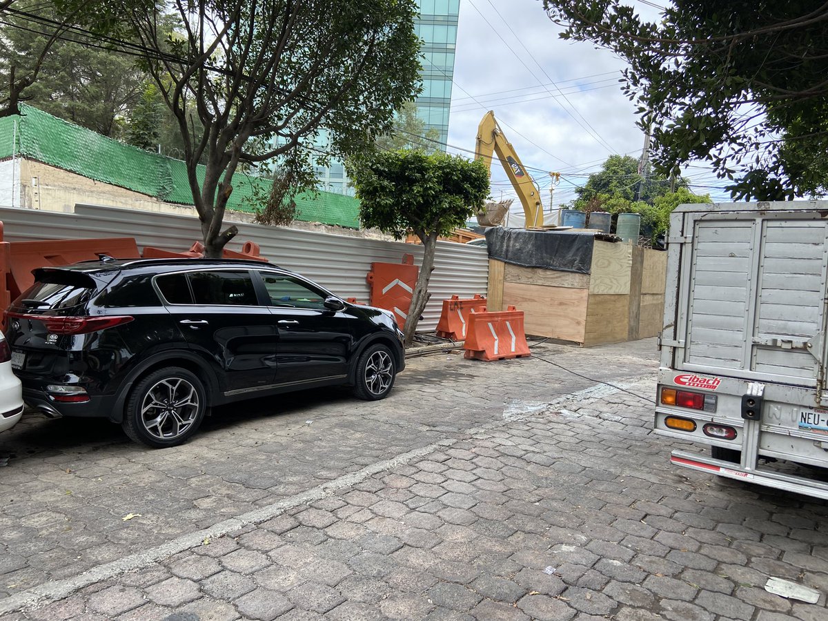 salomonlevy's tweet photo. @AlcCuajimalpa @CuajimalpaGob @AdrianRubalcava @Huitzquillocan @HuixquiGob Construccion irregular en Cuajimalpa “calle corbeta” está suspendida pero dejan bienes mostrencos, maquinaria y tienen secuestrara la calle !!  Pasan policías diarios y nadie hace nada !! https://t.co/PbklTkdTAf