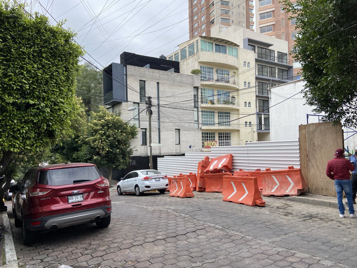 salomonlevy's tweet photo. @AlcCuajimalpa @CuajimalpaGob @AdrianRubalcava @Huitzquillocan @HuixquiGob Construccion irregular en Cuajimalpa “calle corbeta” está suspendida pero dejan bienes mostrencos, maquinaria y tienen secuestrara la calle !!  Pasan policías diarios y nadie hace nada !! https://t.co/PbklTkdTAf