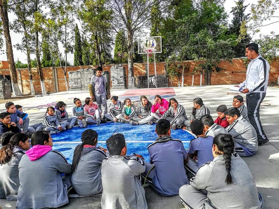 LocCastillo's tweet photo. Los deportes construyen buenos hábitos, confianza y disciplina. Ellos convierten a sus jugadores en líderes de sus comunidades y les enseña a esforzarse por un objetivo, manejar sus errores, y apreciar las oportunidades de crecimiento. Día del profesor de educación física. https://t.co/nWc9vYiKj3