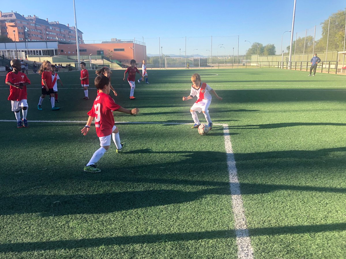 OVButarque's tweet photo. Continúan los partidos de pretemporada. El 8 de octubre los prebenjamines jugaron contra la Fundación Rayo Vallecano. Poco a poco, nuestros jugadores cogen rodaje y están muy contentos de estrenar sus nuevas equipaciones #VamosButarque @AVIButarque @ConchaChapa_ @DistritoVillav https://t.co/9oZ4vIpwou