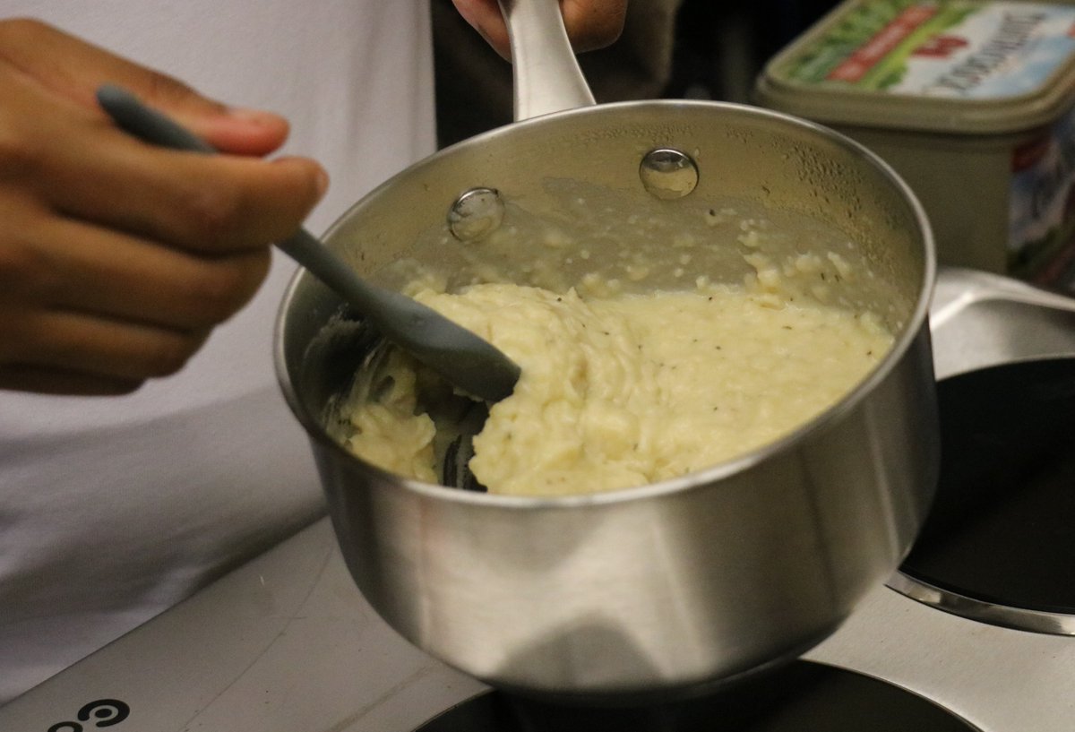 Check out pictures from last night's Food Science event featuring potato chip mashed potatoes! There are so many possible combinations! Want to try your own at home? Get the recipe here: https://t.co/DmzNYjflc3 https://t.co/aaUO0jtuth