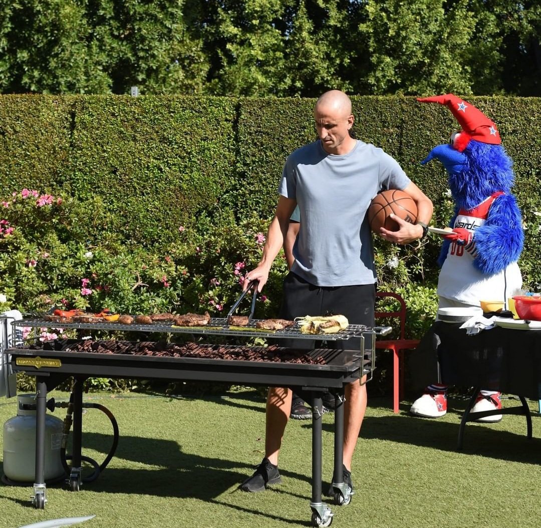 InfoManu's tweet photo. Todos (?) queremos saber si ese asado fue posta @manuginobili https://t.co/p1cG0F51IU