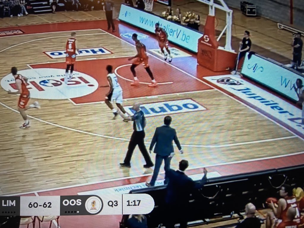 MaartenWeynants's tweet image. Veel gekker moet het niet worden @ThierryDeclerc2 head coach, #DarioGjergja assistent, maar die springt constant recht natuurlijk. #speciaal

@LimUtd vs. @FILOU_Oostende #BNXT