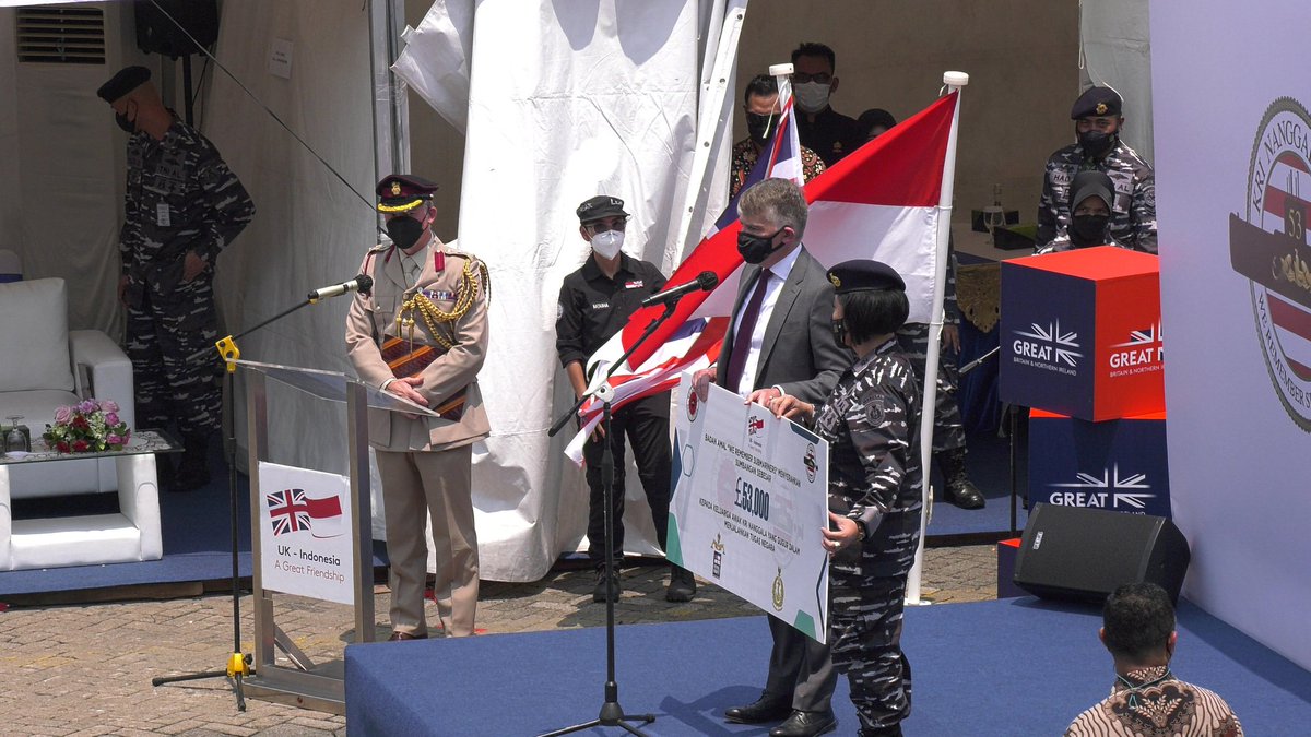 RoyalNavy's tweet image. Crew of @HMS_Richmond today handed over £53k to the @_TNIAL_ on behalf of submariners worldwide to help the families of KRI Nanggala. 

The boat was lost in the spring with all 53 hands - a loss felt by all who serve beneath the waves. #resurgam

ow.ly/2d1y50Gotvv