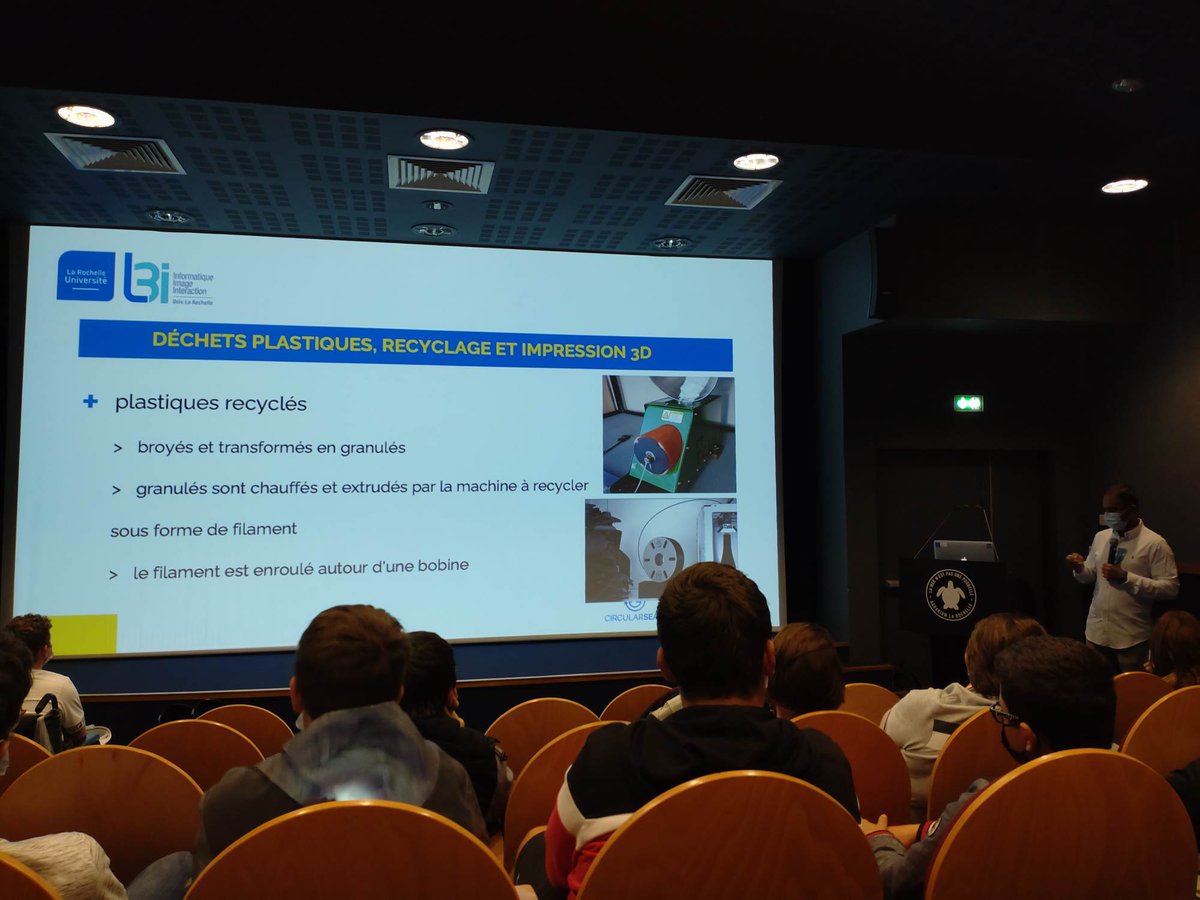 L3i_LaRochelle's tweet photo. Les scolaires 👩‍🎓👨‍🎓continuent de découvrir les travaux du laboratoire à la #FDS2021 à l'@aqualarochelle.
👉 Au programme aujourd'hui, le recyclage des plastiques pour les objets de demain 
💬 Plus d'infos sur le projet @CircularSeas ici : https://t.co/iA7Vnozh0C https://t.co/EU7rHHjbOR